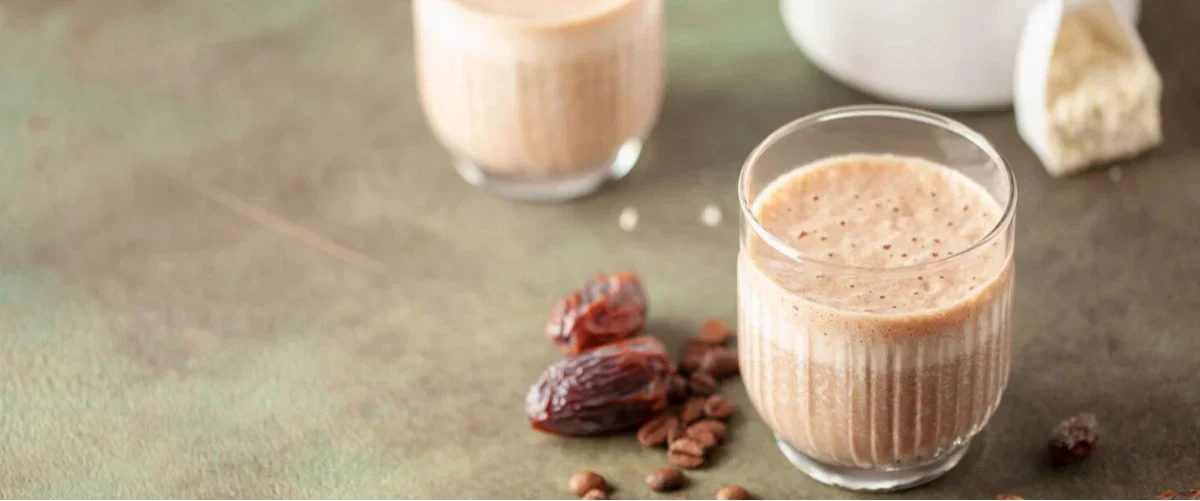 Zwei Gläser mit Proteinshakes aus Kaffee und Lupinenkaffee – Energie und Geschmack vereint.