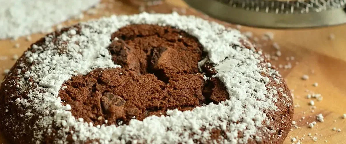 Schoko-Kaffeekeks mit einem Puderzucker Herz