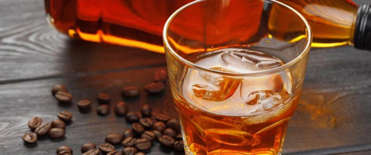 Whiskyglas gefüllt mit Kaffeebohnen – Barrels Coffee mit Fassreifung.