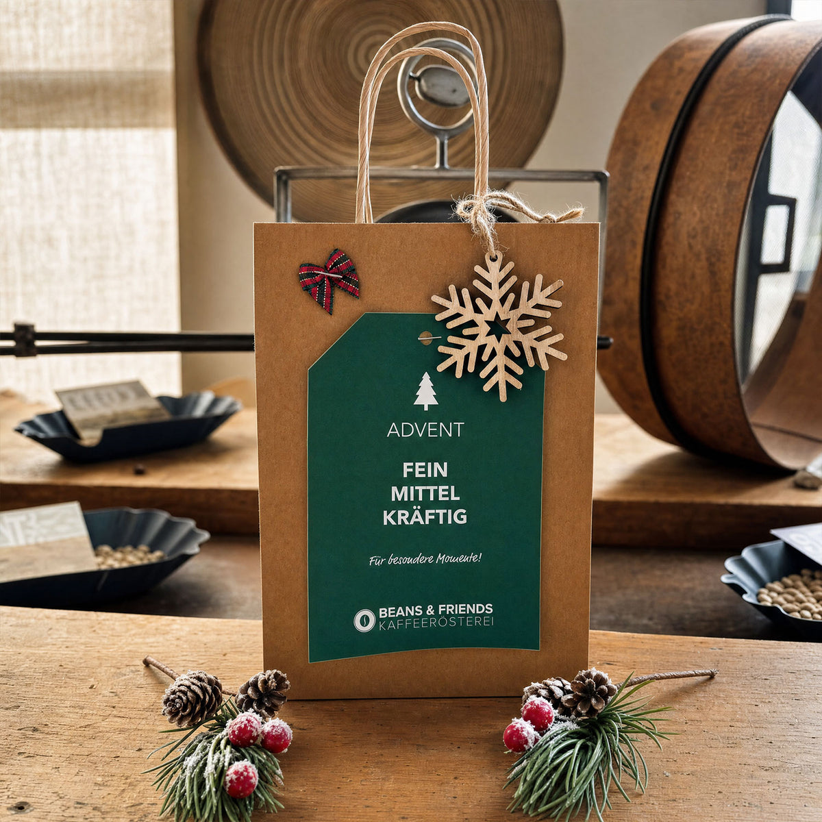 Adventspaket von Beans & Friends in einer grünen Geschenktüte mit weihnachtlicher Dekoration.