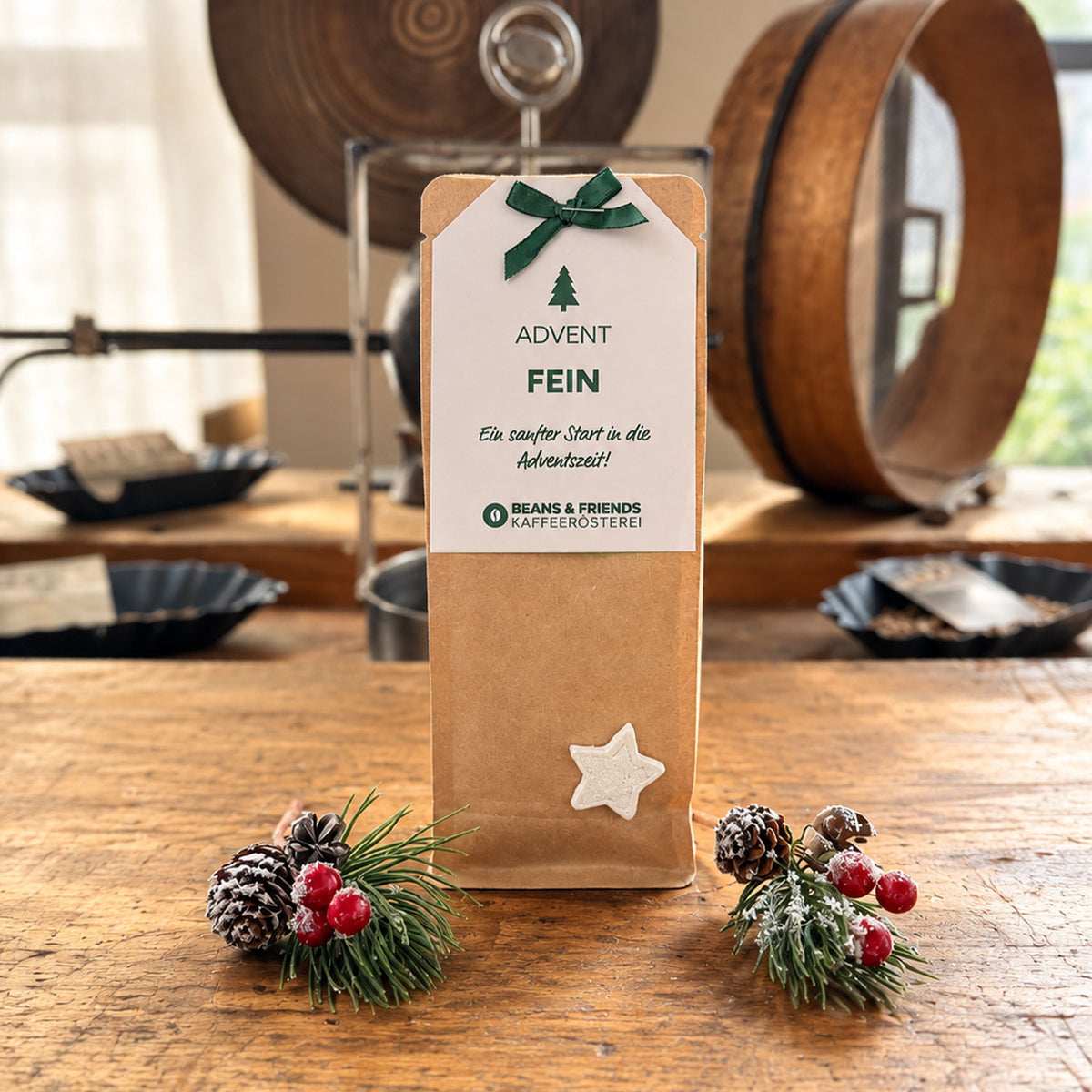 Vier Adventspakete von Beans & Friends in braunen Geschenktüten mit farbigen Anhängern und weihnachtlicher Dekoration.
