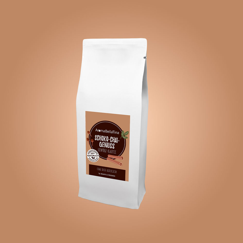 Chai-Gewürzkaffee von Beans & Friends in einer weißen Kaffeeverpackung vor karamellbraunem Hintergrund.
