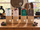 Vier Beans & Friends Adventspakete (Tassenfilter - Coffee Drip) in braunen Geschenktüten mit farbigen Anhängern und weihnachtlicher Dekoration.