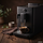 Kaffeevollautomat mit Espressotasse und gerösteten Kaffeebohnen auf einem Holztisch vor dunklem Hintergrund.