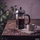 French Press mit frisch zubereitetem Kaffee und Kaffeebohnen auf einem rustikalen Holztisch.