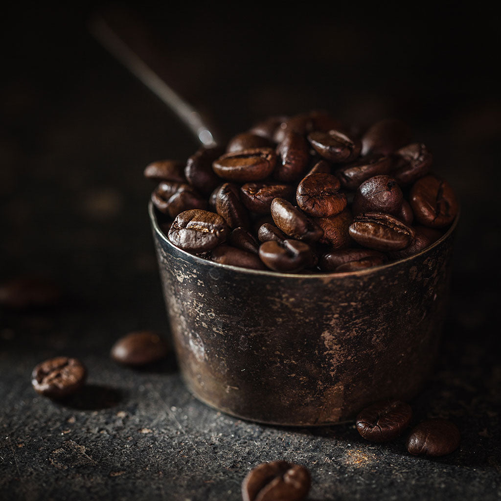 Geröstete Kaffeebohnen in einer Mokkakanne.