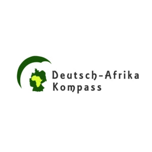 „Afrika Kompass Logo – Weiß mit grüner Schrift, Projektpartner für nachhaltige Initiativen"
