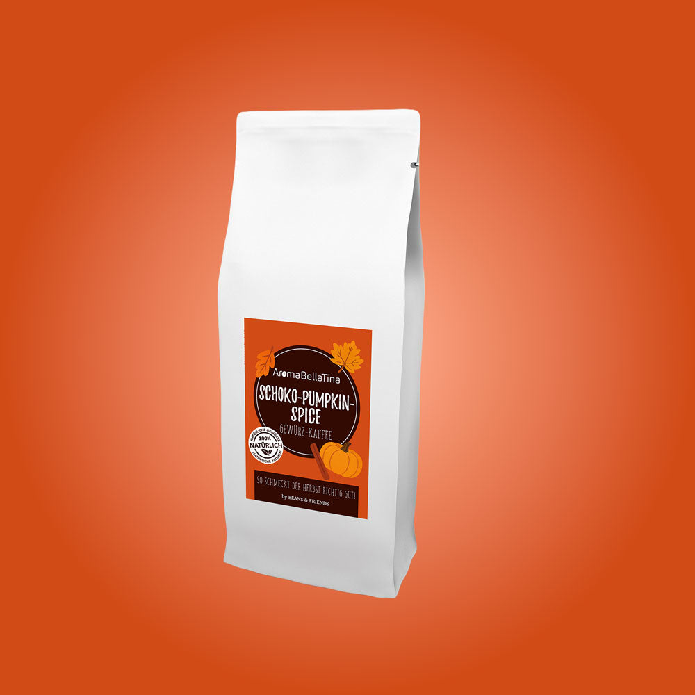 Kaffeeverpackung mit Pumpkin Spice Kaffeebohnen auf orangefarbenem Hintergrund.