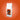 Kaffeeverpackung mit Pumpkin Spice Kaffeebohnen auf orangefarbenem Hintergrund.