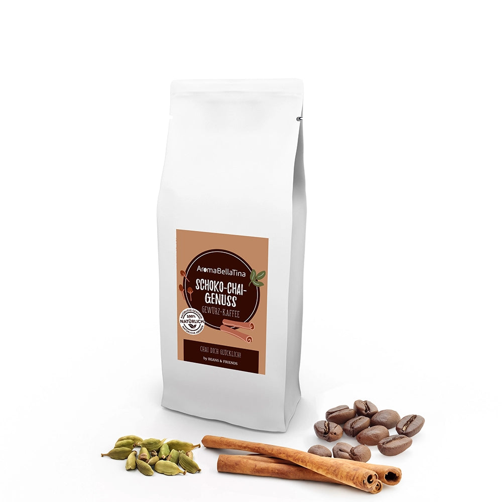 Chai-Gewürzkaffee von Beans & Friends in einer weißen Kaffeeverpackung vor karamellbraunem Hintergrund.