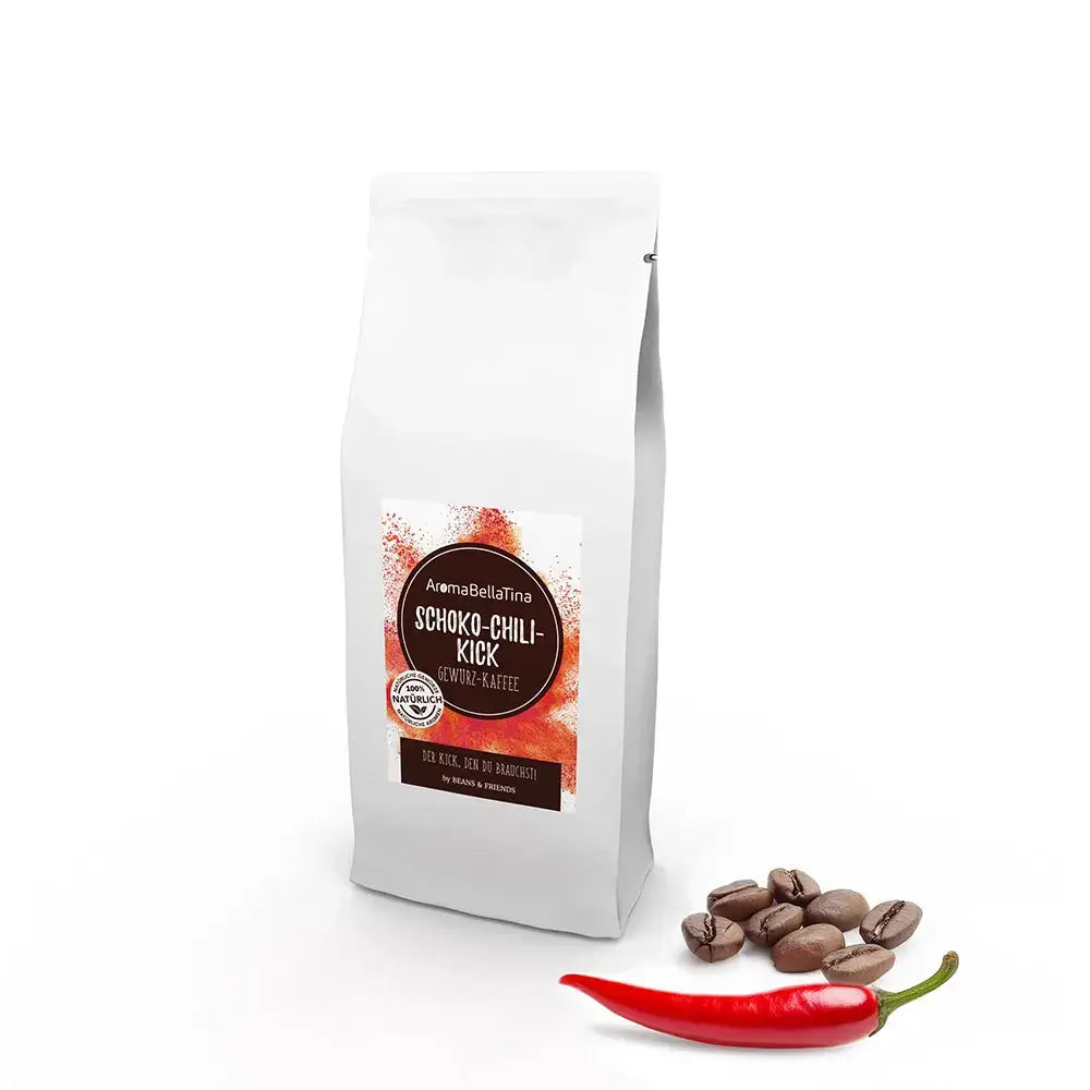 Schoko-Chili-Kaffee von Beans & Friends in einer weißen Kaffeeverpackung vor rotem Hintergrund.  Mit echten Gewürzen aromatisierter Kaffee mit Schokolade und Chili.
