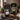 Westzipfel Kaffee von Beans & Friends neben einem Kaffeevollautomaten mit frisch zubereitetem Kaffee in warmer Atmosphäre.
